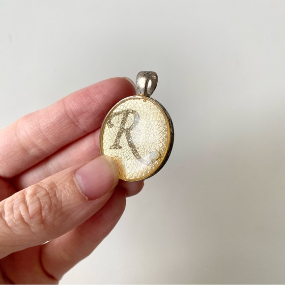 Letter “R” Initial Necklace Keychain Resin Pendant - Picture 9 of 9